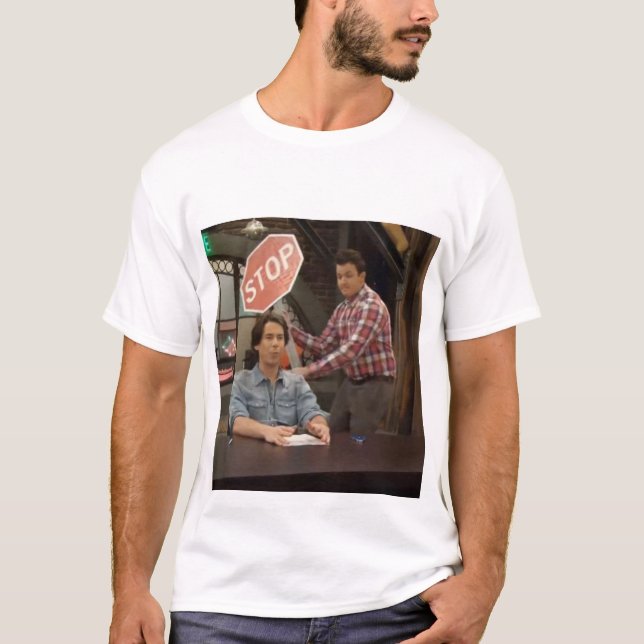 Camiseta iCarly Gibby golpeando a spencer con una señal de  (Anverso)