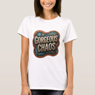 Camiseta icónica dorada con cita GORGEOUS CHAOS