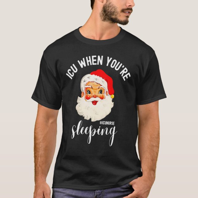 Camiseta ICU When You're Sleeping  ICU Nurse Christmas Sant (Anverso)