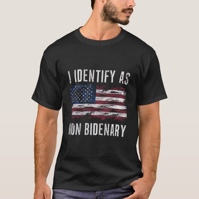 Camiseta Identifico como Patriota No Identidad Bandera Esta (Anverso)