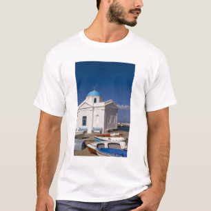 Camiseta Iglesia blanca en la playa cerca del mar Egeo en