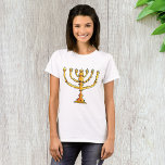 Camiseta Iglesia de Menorah<br><div class="desc">Una menorah de la iglesia en oro con muchas velas. Este diseño se ve realmente efectivo en esta camiseta femenina</div>