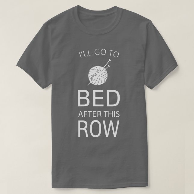 Camiseta Ill Go To Bed After This Row Funny Knitting  (Diseño del anverso)