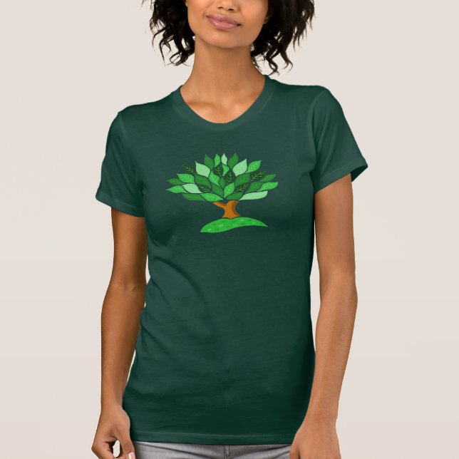 Camiseta Ilustracion de árbol con patrón de hojas verdes. (Anverso)