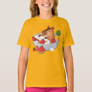 Camiseta Ilustración de carpincho kawaii en un baño de frut
