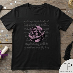 Camiseta Ilustración de rosa dibujada a mano con cita perso
