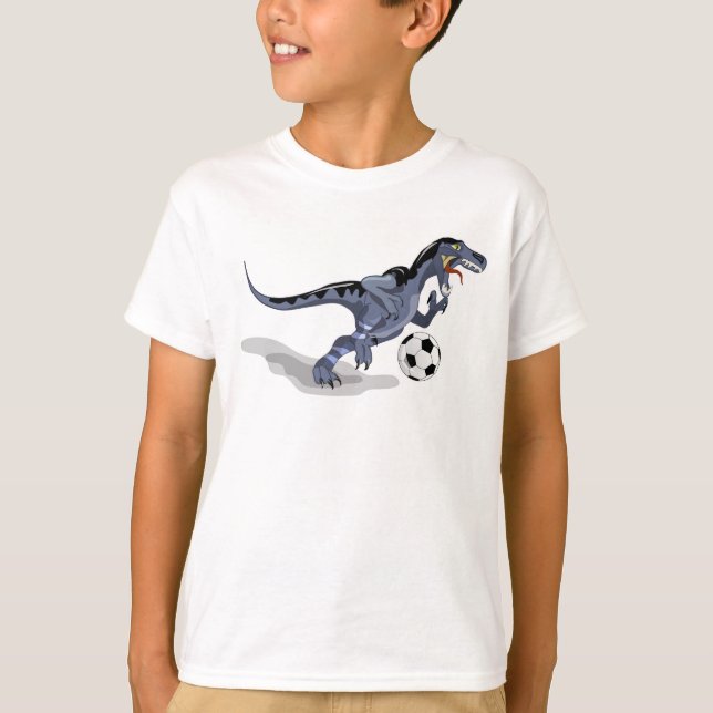 Camiseta Ilustracion De Un Dinosaurio Raptor Jugando Fútbol (Anverso)