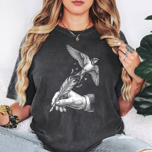 Camiseta Ilustración Vintage de Pluma de Ave Escritora