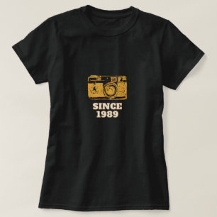 Camiseta Ilustracion y texto de cámara antigua 'Desde 1989'