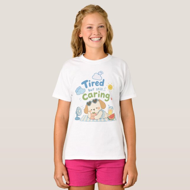 Camiseta ilustrada de perro Cansado Pero Aún Cuida (Anverso completo)