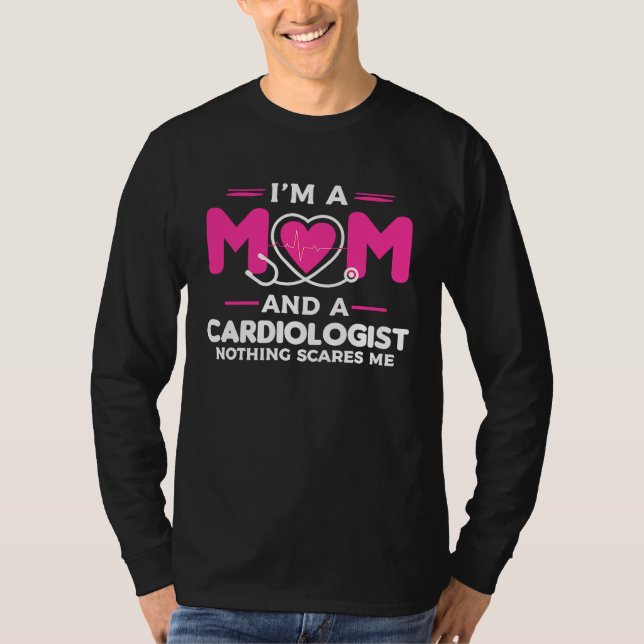 Camiseta I'm A Mom And A Cardiologist Nothing Scares Me Car (Anverso)