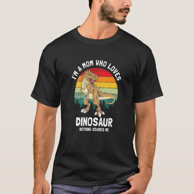 Camiseta I'm a Mom Who Loves Dinosaur Nothing Scares Me Ret (Anverso)