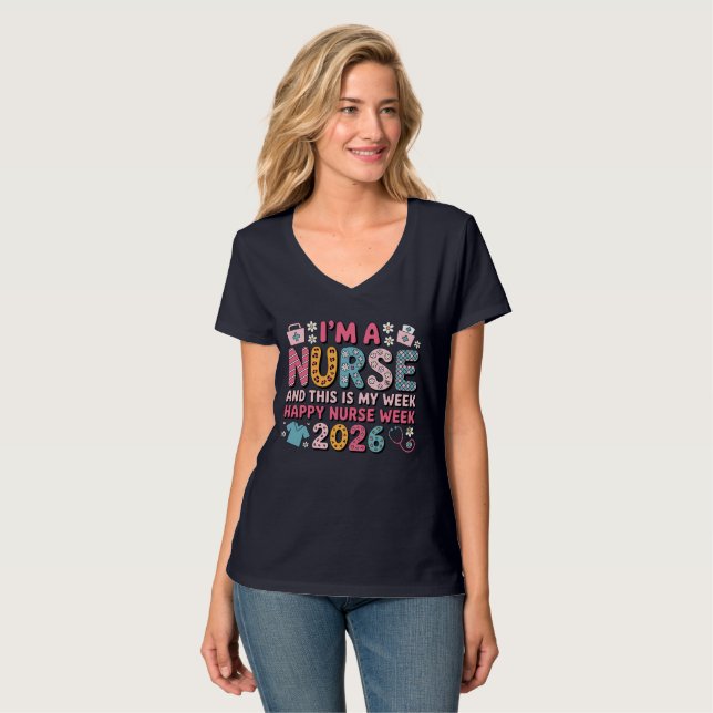 Camiseta I'm A Nurse Happy Nurse Week 2026 V-Neck T-shirt (Anverso completo)