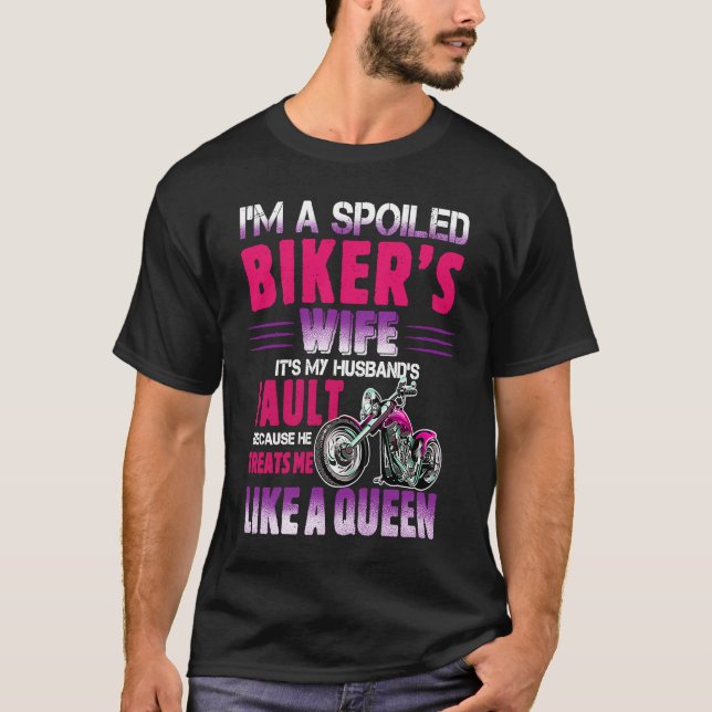 Camiseta I'm A Spoiled Biker's Wife He Treats Me Like A Que (Anverso)