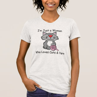 Camiseta Im apenas una mujer que ama gatos y el hilado