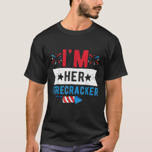 Camiseta I'm Her Firecracker Cute 4th Of July Matching Coup