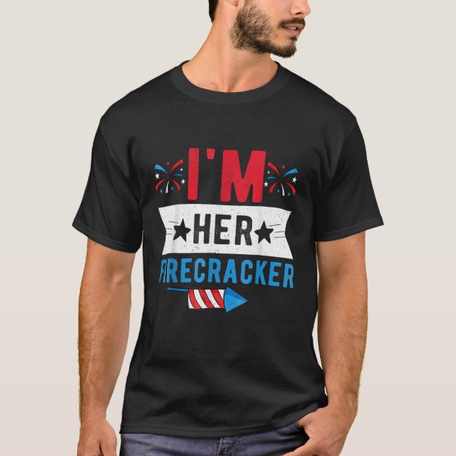 Camiseta I'm Her Firecracker Cute 4th Of July Matching Coup (Anverso)