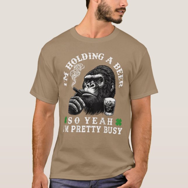 Camiseta Im Holding A Beer So Yeah Im Pretty Busy Monkey On (Anverso)