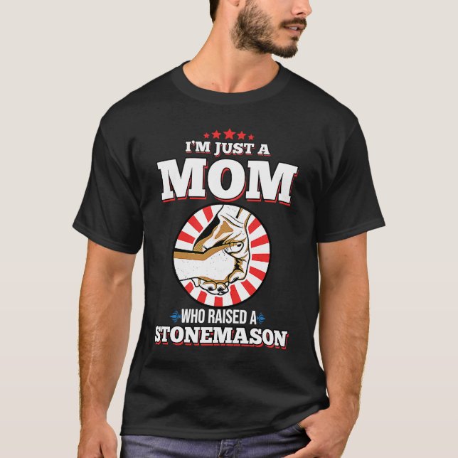 Camiseta I'm Just A Mom Who Raised A STONEMASON  STONEMASON (Anverso)