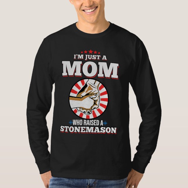 Camiseta I'm Just A Mom Who Raised A STONEMASON  STONEMASON (Anverso)