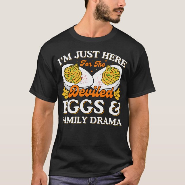 Camiseta I'M Just Here For The Deviled Eggs And Family Dram (Anverso)