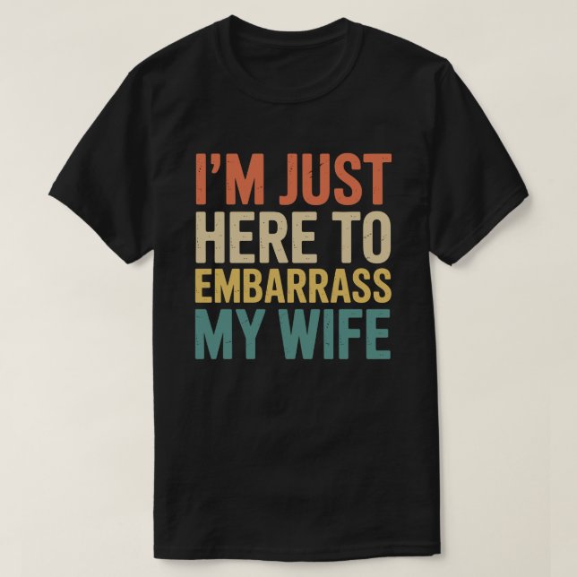 Camiseta I'm Just Here To Embarrass My Wife Funny Husband  (Diseño del anverso)