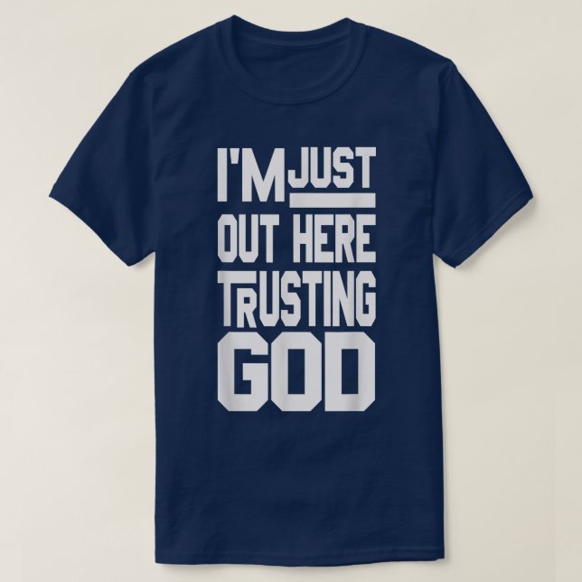 Camiseta Im Just Out Here Trusting God  (Diseño del anverso)
