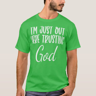 Camiseta Im Just Out Here Trusting God Long Sleeve 