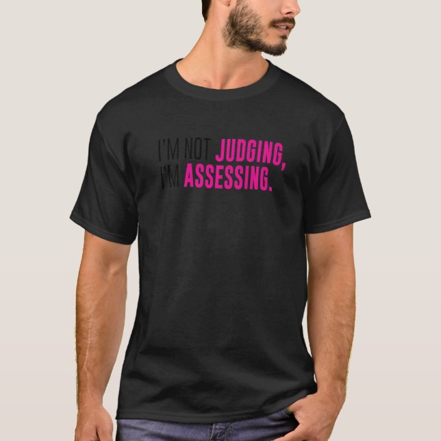 Camiseta I'm Not Judging I'm Assessing Funny Sarcasm Premiu (Anverso)