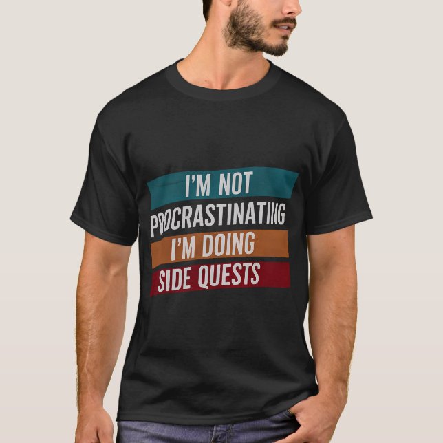 CAMISETA I'M NOT PROCRASTINATING, I'M DOING SIDE QUESTS (Anverso)