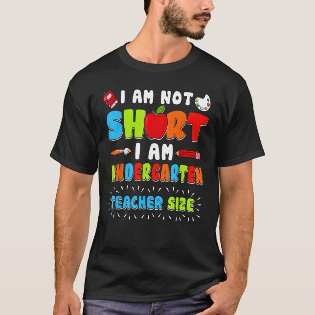 Camiseta Im Not Short Im Kindergarten Teacher Size 1st Day  (Anverso)