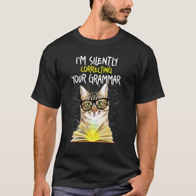 Camiseta Im Silently Correcting Your Grammar Cat Book (Anverso)