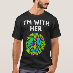 Camiseta Im With Her Peace Symbol Sign Flowers Cool Earth D