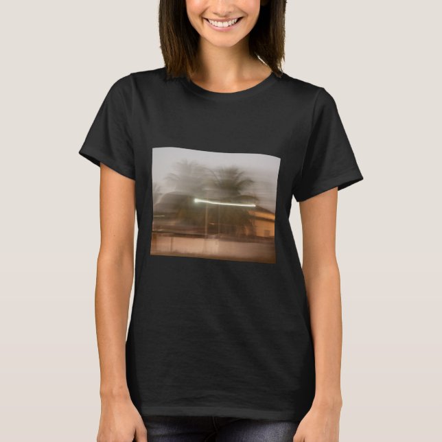 Camiseta Imagen Borrosa De Una Casa Con Pegamento De Árbole (Anverso)