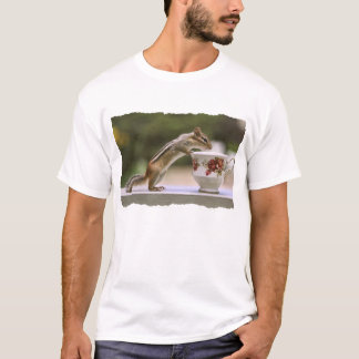Camiseta Imagen del Chipmunk con la taza de té de China