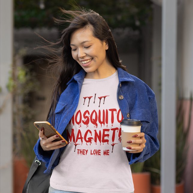 Camiseta Imán de mosquitos que gotean sangre me aman a las  (Mosquito Magnet womens t-shirt)