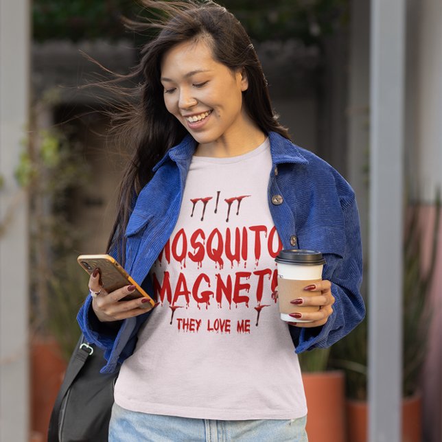 Camiseta Imán de mosquitos que gotean sangre me aman a las  (Blood Dripping Mosquito Magnet They Love Me Women's T-Shirt)