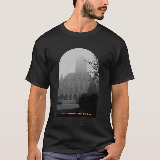 Camiseta ¿Importa Pensar Un Edificio Tan Gótico? (Anverso)