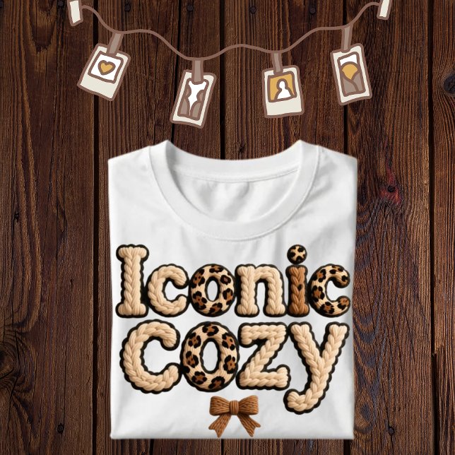 Camiseta impresa con hilo falso icónico y acogedor (Mockup image for display purposes only.The actual printed product will include the design shown.)