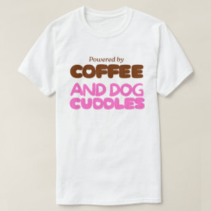 Camiseta Impulsado por Café y Mimos de Perro – Perro Divert