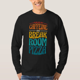 Camiseta Impulsado por cafeína y pizza de la sala de descan