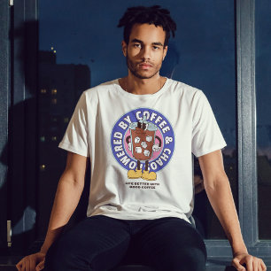 Camiseta Impulsado por Coffee & Chaos Funny Humor Tee