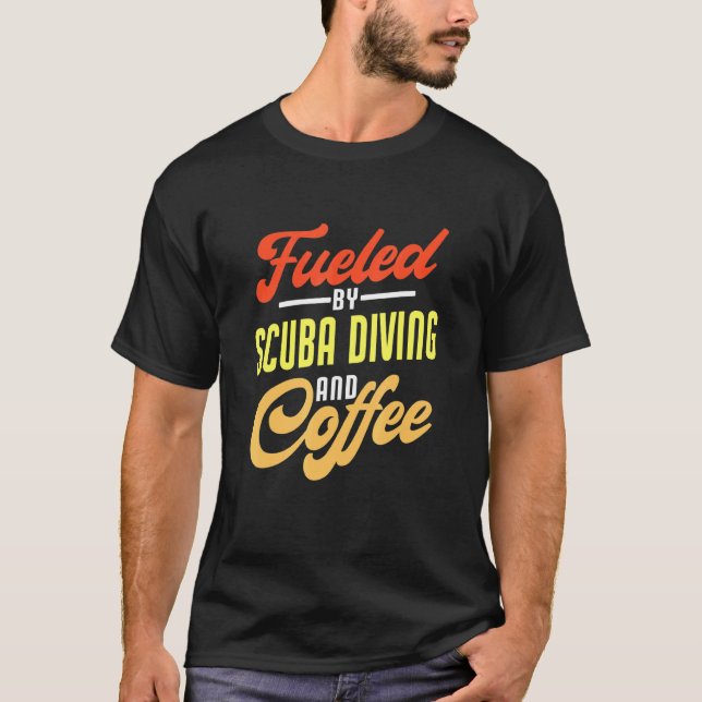Camiseta Impulsado Por El Buceo Scuba Y El Café Scuba Diver (Anverso)