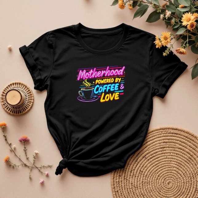 Camiseta Impulsado por el café y el amor | Mamá ocupada (Subido por el creador)