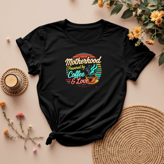 Camiseta Impulsado por el café y el amor | Mom Hustle (Subido por el creador)