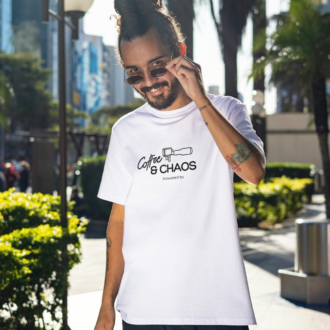 Camiseta Impulsado por el café y el caos, el té del café (Subido por el creador)