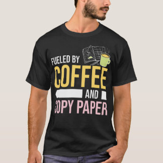Camiseta Impulsado Por El Café Y El Papel Ayudante De Maest
