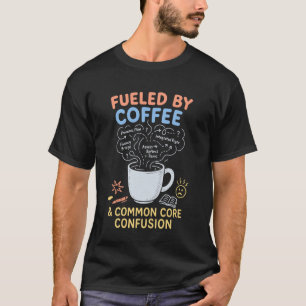 Camiseta Impulsado por el café y la confusión del núcleo co