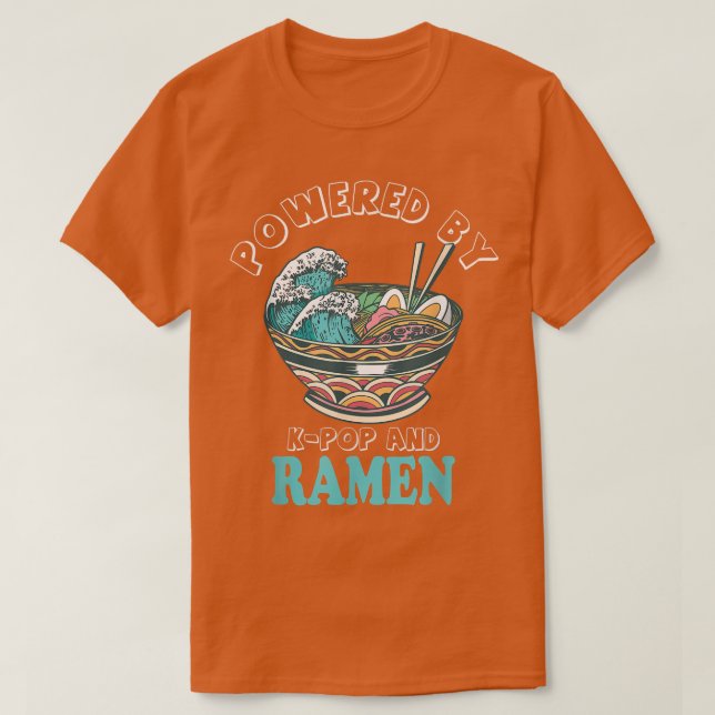 Camiseta Impulsado por Kpop y Ramen Anime  (Diseño del anverso)