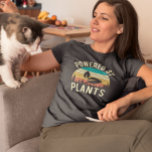 Camiseta Impulsado por plantas vegetativas vegetarias retro<br><div class="desc">Este diseño fue creado a través del arte digital. Puede cambiar el estilo de esta camisa eligiendo Más > bajo la opción de estilo. Se puede personalizar en el área de proporcionar o personalizar eligiendo la opción de hacer clic en el personalizar y cambiando el nombre, las iniciales o las...</div>